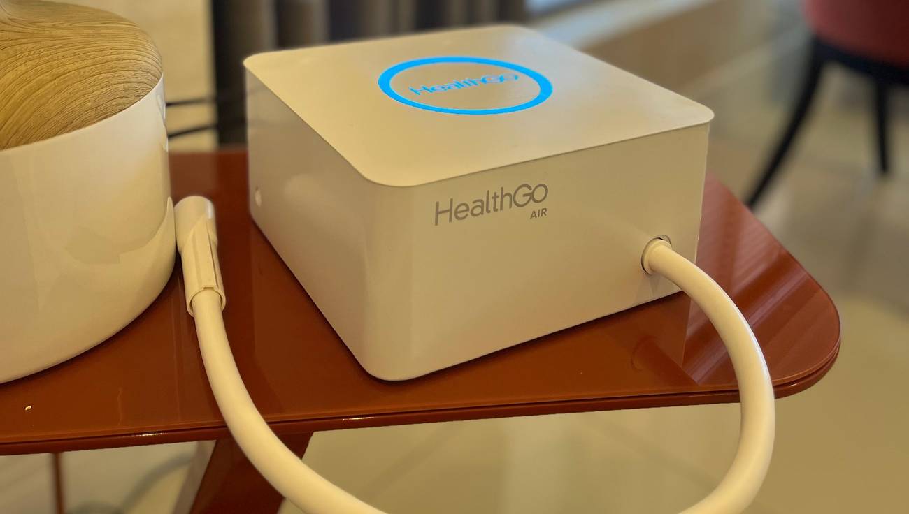 Aparelho HealthGo Air de teste respiratório sobre a mesa de apoio, ao lado da janela