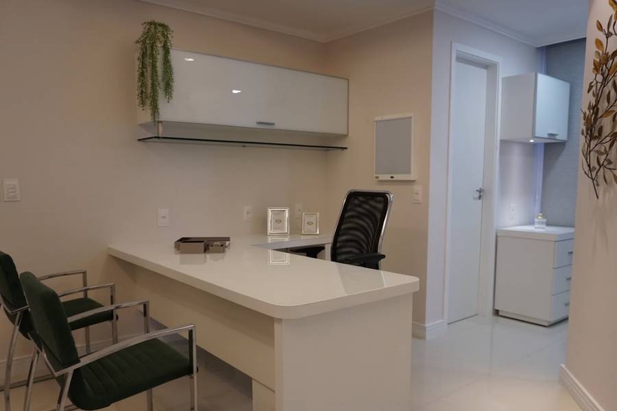 Sala de atendimento com mesa e cadeiras